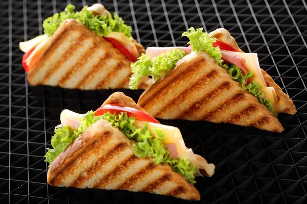 Sandwiches frescos sobre fondo negro — Foto de Stock