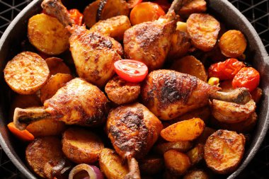 Kavrulmuş Tavuk budu kızartma tavası pişmiş patates ile