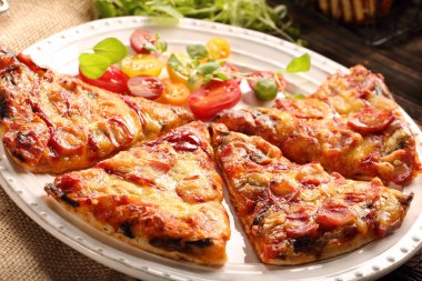 Ev yapımı pizza beyaz bir plaka üzerinde