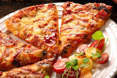 Ev yapımı pizza beyaz bir plaka üzerinde