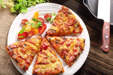 Ev yapımı pizza beyaz bir plaka üzerinde