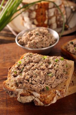 sağlıklı kepekli ekmek ton balıklı sandviçle yapıştırın