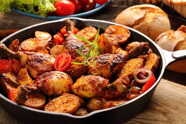 Kavrulmuş Tavuk budu kızartma tavası pişmiş patates ile