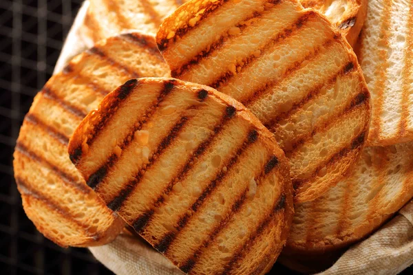 Frischer Toast im Korb auf schwarzem Hintergrund — Stockfoto
