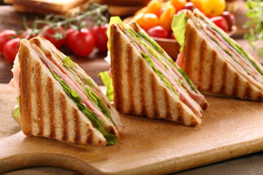 Ahşap arka plan üzerinde taze sandviç