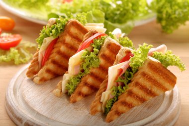 Ahşap arka plan üzerinde taze sandviç