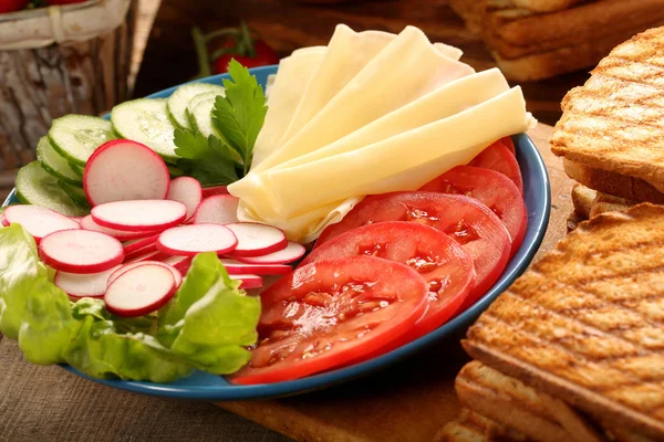 Healthy breakfast of toast with yellow cheese and vegetables — Stock Photo, Image