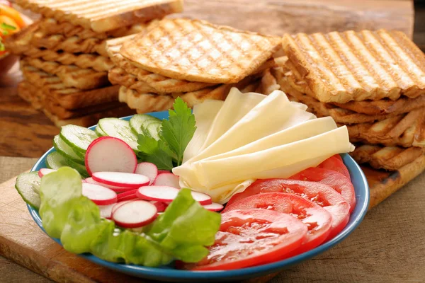 Healthy breakfast of toast with yellow cheese and vegetables — Stock Photo, Image