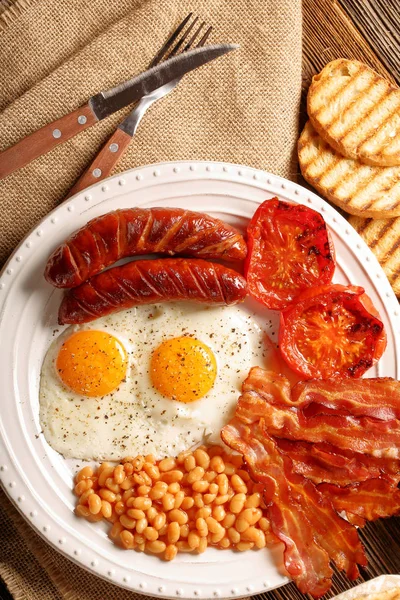 Colazione all'inglese con salsicce, pomodori alla griglia, uova, pancetta, b — Foto Stock