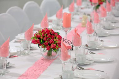 olay parti ya da düğün için ayarlanan tablo