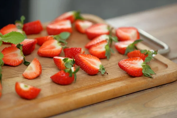 Confectioner sliced strawberries for garnishing the cake — Stock Photo, Image