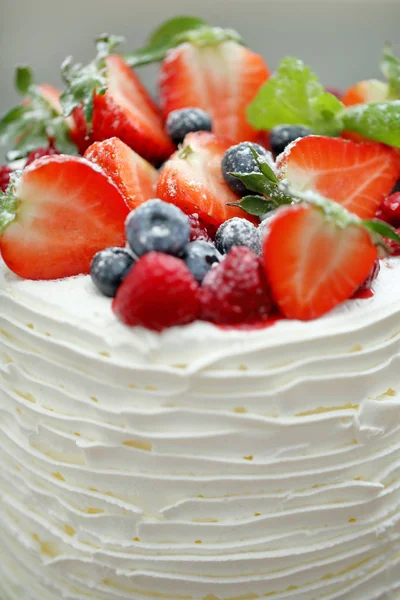 Décoration gâteau de mariage nu avec des fruits et des baies — Photo