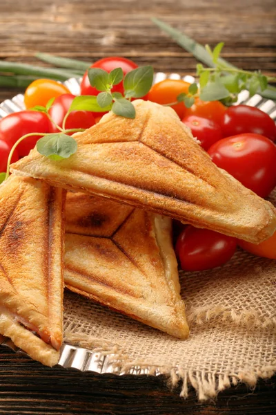 Čerstvé toasty se sýrem, šunkou a rajčaty — Stock fotografie