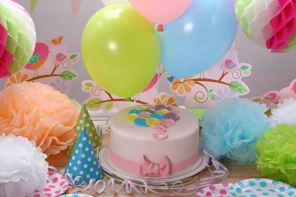 粉红色的生日蛋糕和气球对政党或接待 — 图库照片