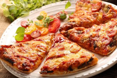 Ev yapımı pizza beyaz bir plaka üzerinde