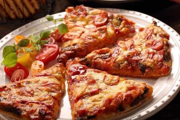 Hausgemachte Pizza auf weißem Teller — Stockfoto