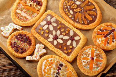 Mazurek geleneksel Lehçe Paskalya kek ahşap arka plan üzerinde