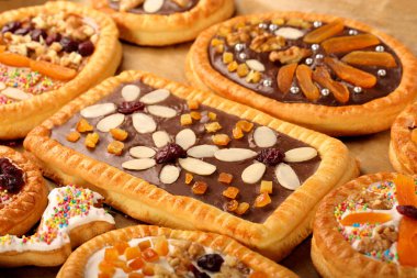 Mazurek geleneksel Lehçe Paskalya kek ahşap arka plan üzerinde