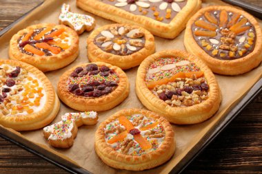 Mazurek geleneksel Lehçe Paskalya kek ahşap arka plan üzerinde