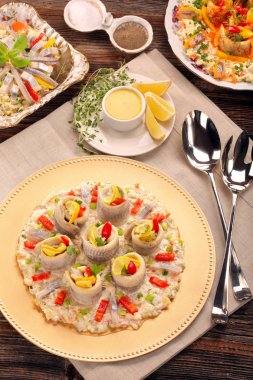 Balık salatası ve limon ile haddelenmiş tane ringa balığı