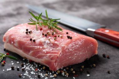 Çiğ domuz loin baharatlar ile