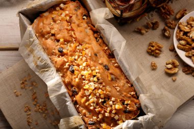 Paskalya meyveli kek pişirme kalıp içinde 