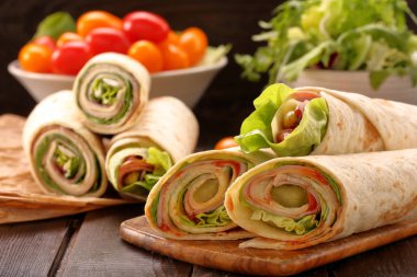 Jambon peynir ve sebze ile taze tortilla saran