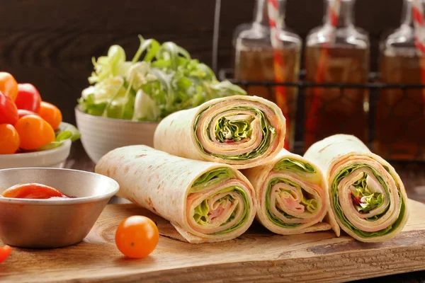 Jambon peynir ve sebze ile taze tortilla saran — Stok fotoğraf