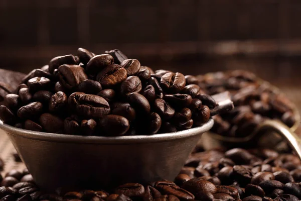 Кофейные зерна и темный шоколад в миске в винтажном стиле — стоковое фото