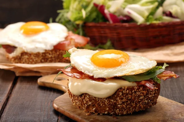 Σάντουιτς με τηγανητό αυγό και μπέικον — Φωτογραφία Αρχείου