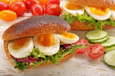 Yumurta ve ahşap arka plan üzerinde sebze sandviç