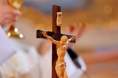 Rahip kilise ayinde kutlamak