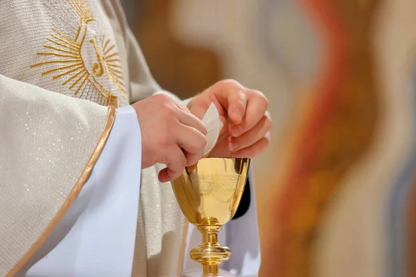 Sacerdote celebrare la messa in chiesa — Foto Stock