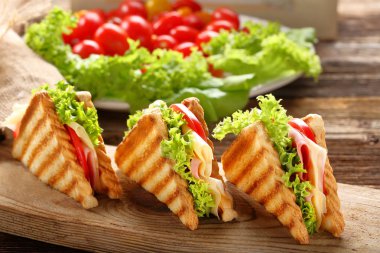 Ahşap arka plan üzerinde taze sandviç