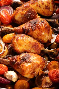 Kavrulmuş Tavuk budu kızartma tavası pişmiş patates ile