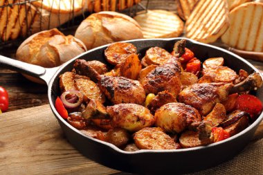 Kavrulmuş Tavuk budu kızartma tavası pişmiş patates ile