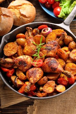 Kavrulmuş Tavuk budu kızartma tavası pişmiş patates ile