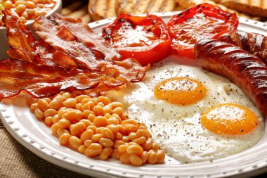 İngiliz kahvaltısı ile sosis, ızgara domates, yumurta, pastırma, b