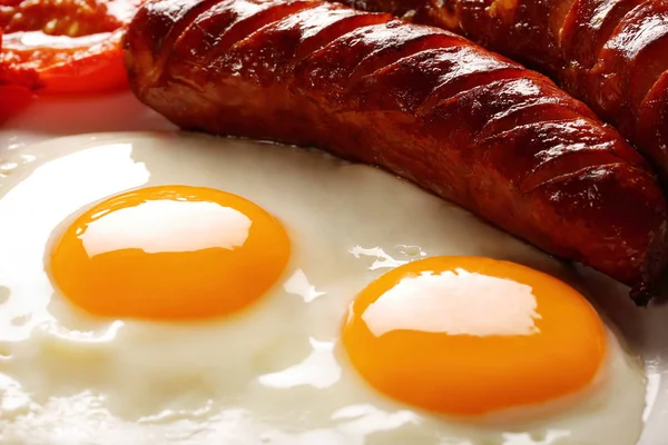 Engelsk frukost med korv, grillad tomat, ägg, bacon, b — Stockfoto