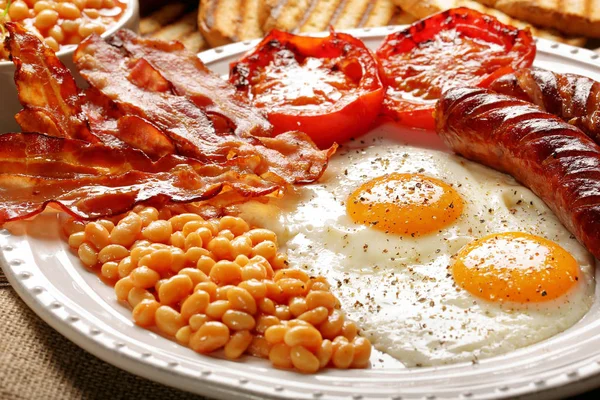 Colazione all'inglese con salsicce, pomodori alla griglia, uova, pancetta, b — Foto Stock