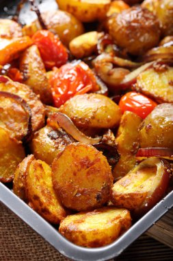 Fırında patates sebze ve köri baharatı