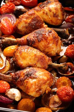 Ahşap arka plan üzerinde sebze ile kavrulmuş tavuk budu 