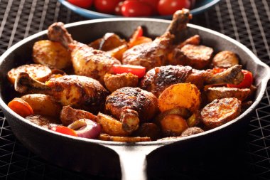 Kavrulmuş Tavuk budu kızartma tavası pişmiş patates ile