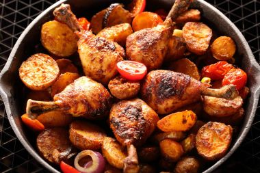 Kavrulmuş Tavuk budu kızartma tavası pişmiş patates ile