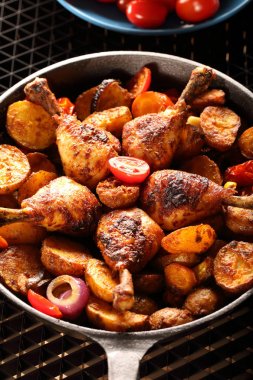 Kavrulmuş Tavuk budu kızartma tavası pişmiş patates ile