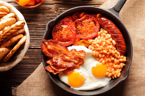 English Breakfast with sausages, grilled tomatoes, egg, bacon, b — Stock Photo, Image