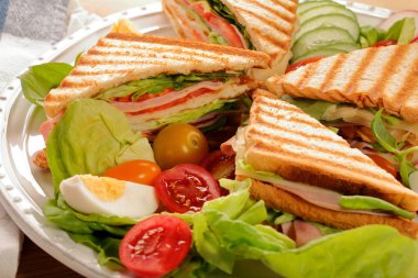 Ahşap arka plan üzerinde taze sandviç salata