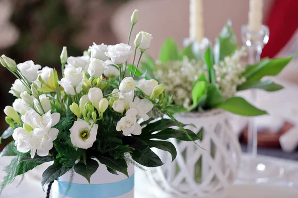 Kytici jasných bílých květů — Stock fotografie