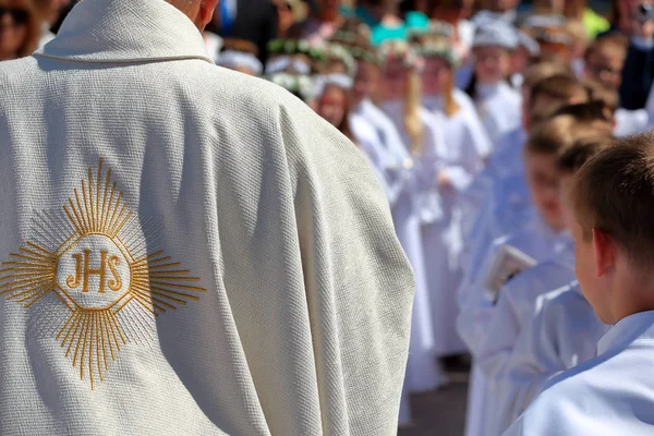 Kinderen gaan naar de eerste heilige communie — Stockfoto