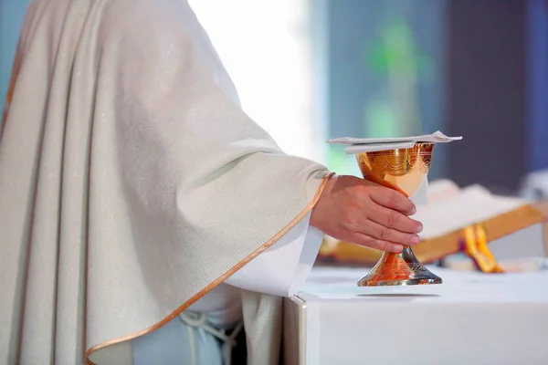 Sacerdote celebrare la messa in chiesa — Foto Stock